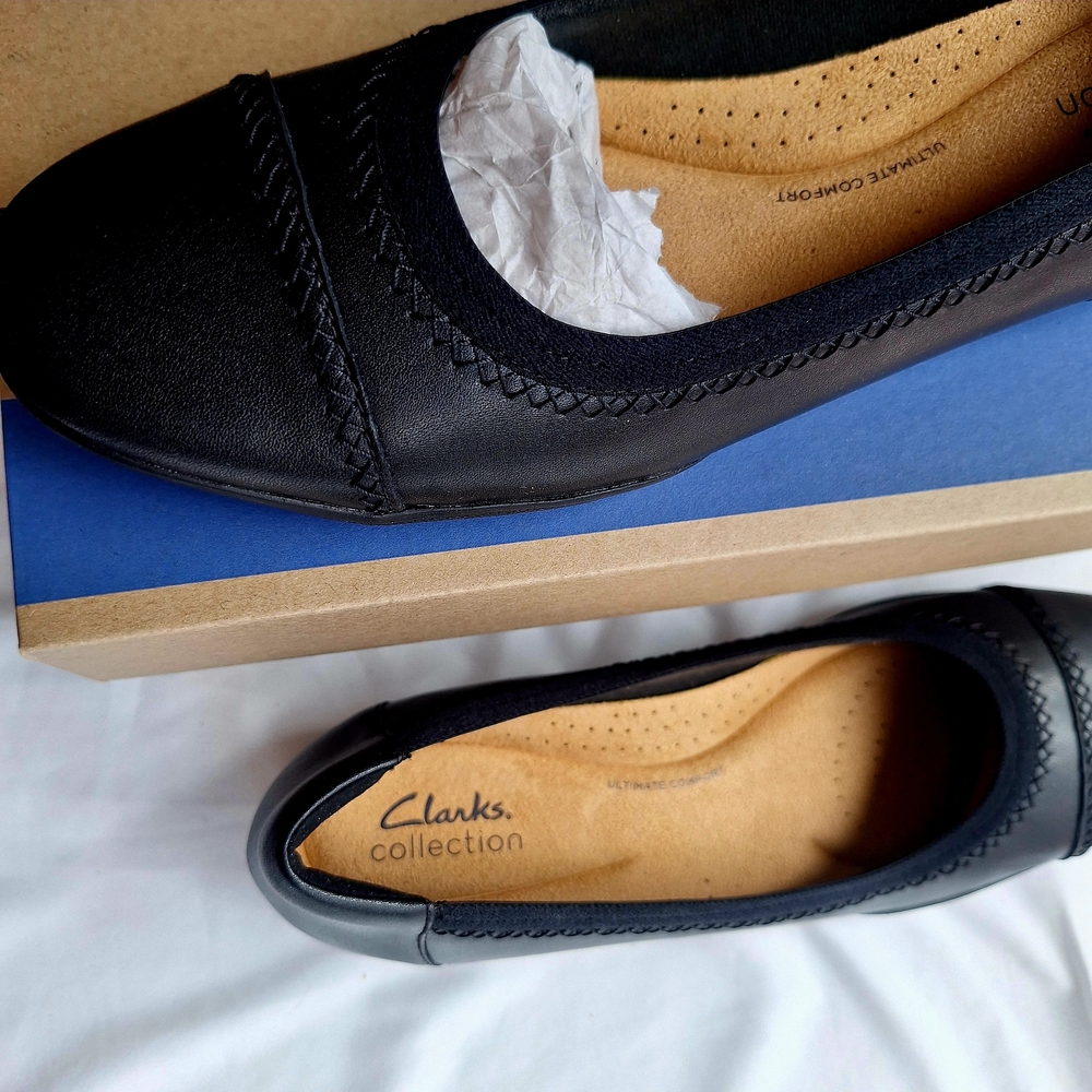 NWT - Clarks Women's Black Flats - Picture 2 of 4